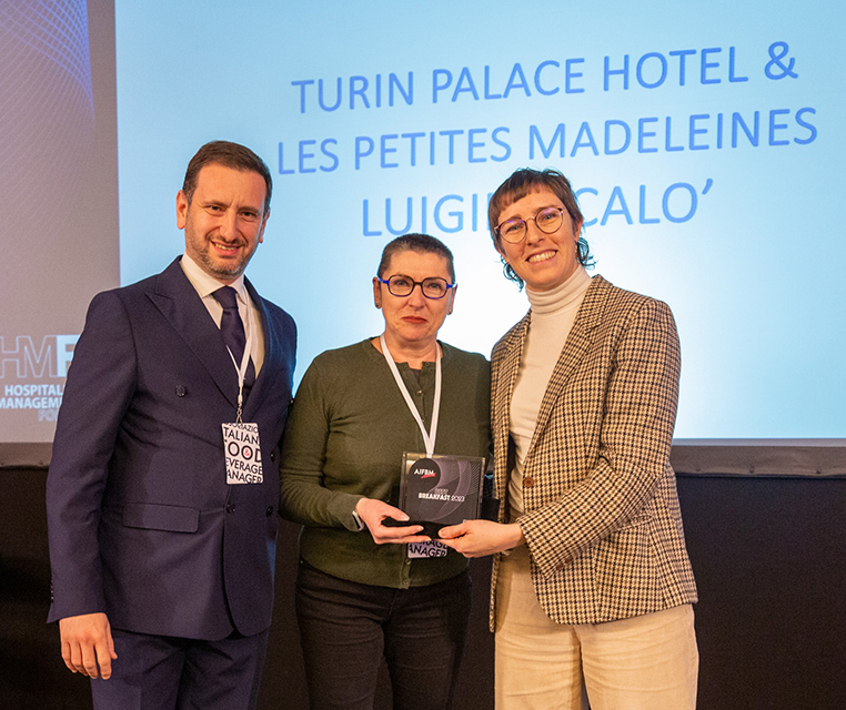 Luigina Calò, responsabile F&B Turin Palace Hotel, Torino, ritira il premio consegnatole da Paolo Solari, Vicepresidente AIFBM, e Beatrice Odelli, TrustYou