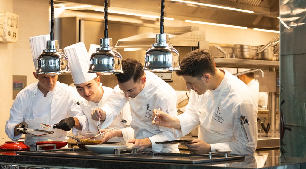 L’Executive Chef Alessandro Lucassino con la sua brigata.