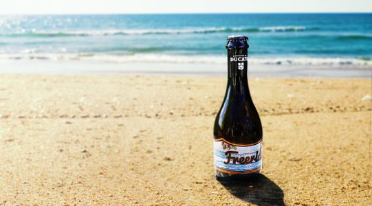 Birra freeride sulla spiaggia vicino al mare